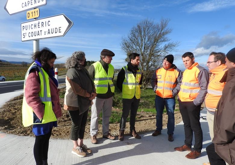 Tamara Rivel, vice-présidente en charge des routes et mobilités, a discuté du procédé d'enrobage avec les techniciens du chantier.