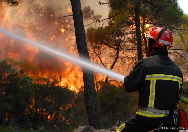 Sapeur-pompier de l'Aude faisant face à un incendie